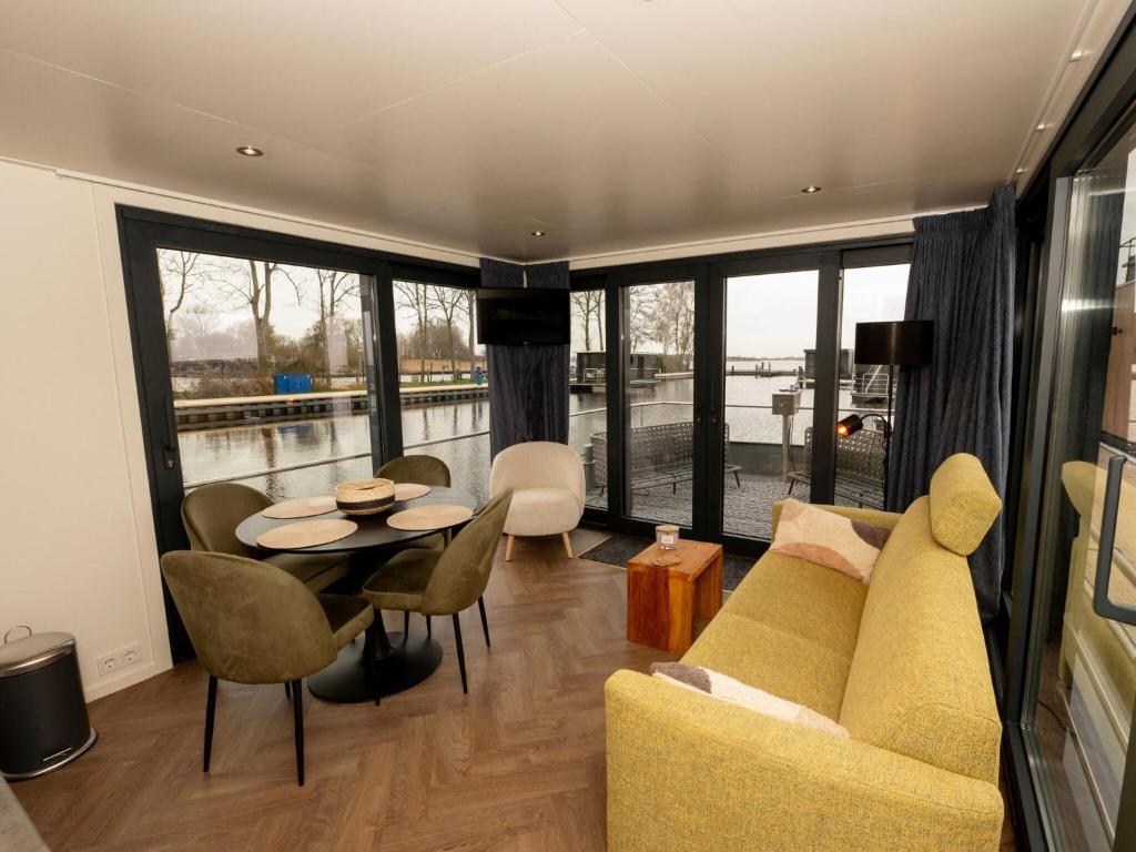 Stay on this nice houseboat photo 1