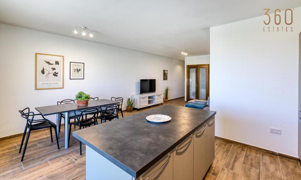 Bright & cosy 3BR home with private balcony & WIFI by 360 Estates photo 4