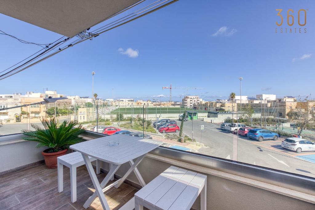 Bright & cosy 3BR home with private balcony & WIFI by 360 Estates photo 1
