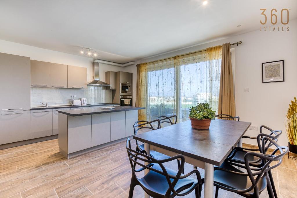 Bright & cosy 3BR home with private balcony & WIFI by 360 Estates photo 2