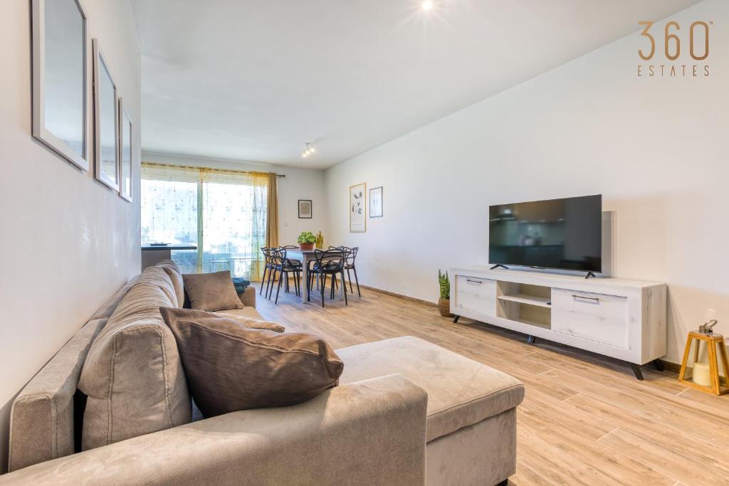 Bright & cosy 3BR home with private balcony & WIFI by 360 Estates photo 3