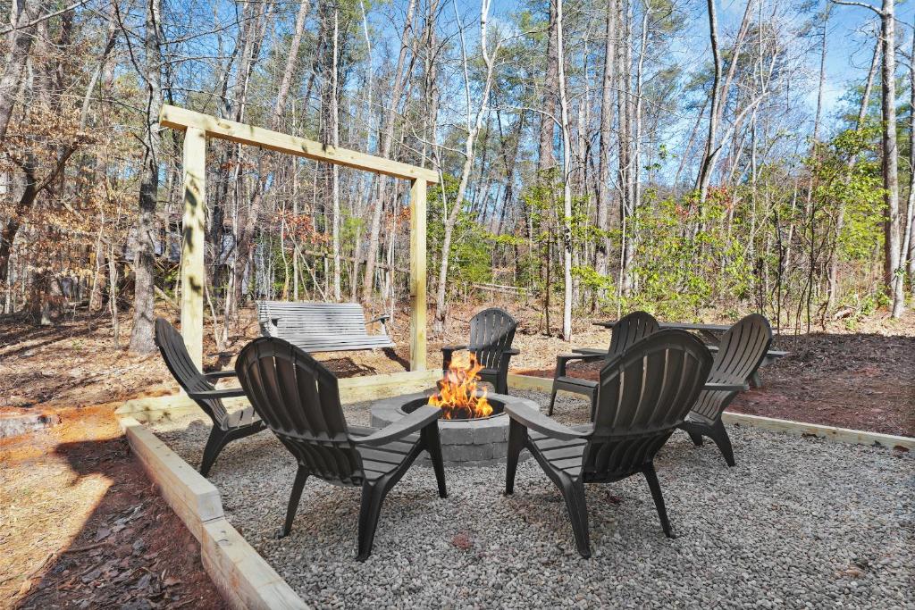 Firefly Lodge - Cozy 4 bedroom cabin minutes to Helen photo 3