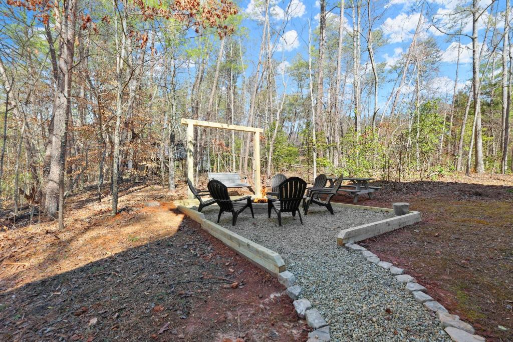 Firefly Lodge - Cozy 4 bedroom cabin minutes to Helen photo 2