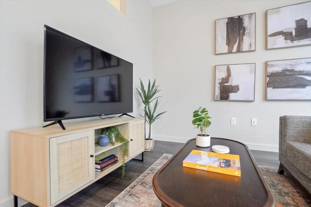 CozySuites Modern 1BR, Lawrenceville photo 1