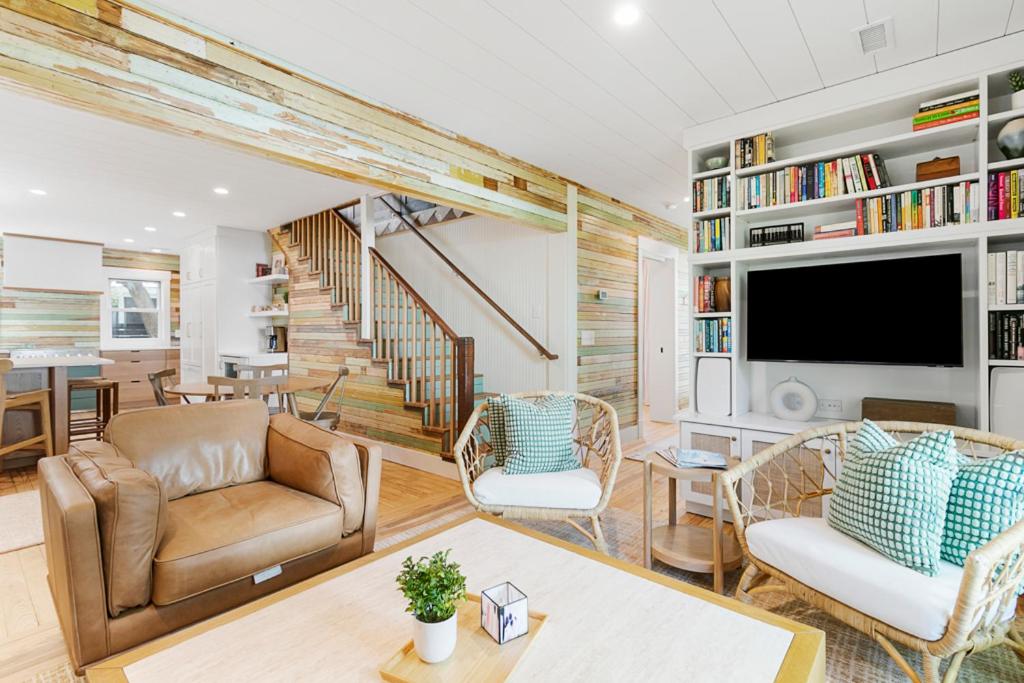1st Block E Hudson - Green Wave - Newly Remodeled - Pool and Hot Tub - Ideal Central Location photo 4