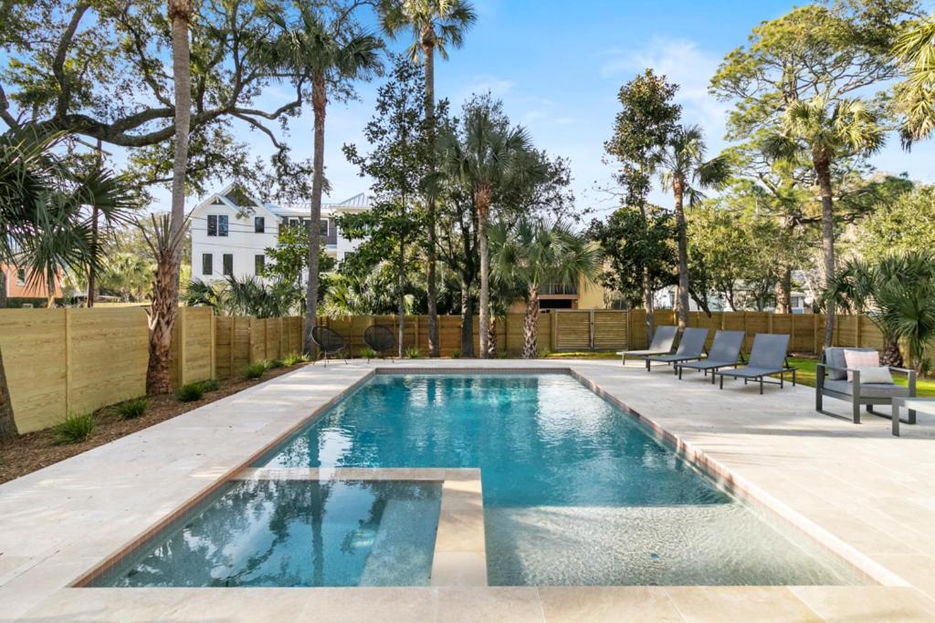 1st Block E Hudson - Green Wave - Newly Remodeled - Pool and Hot Tub - Ideal Central Location photo 2