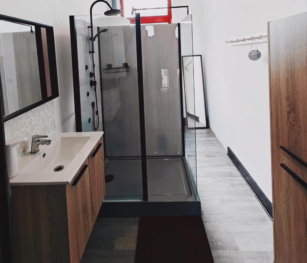 Private industrial room in center of Charleroi photo 4