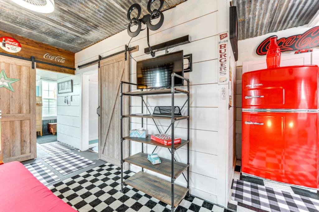50s Diner-Style Home in Llano with Shared Fire Pit! photo 4