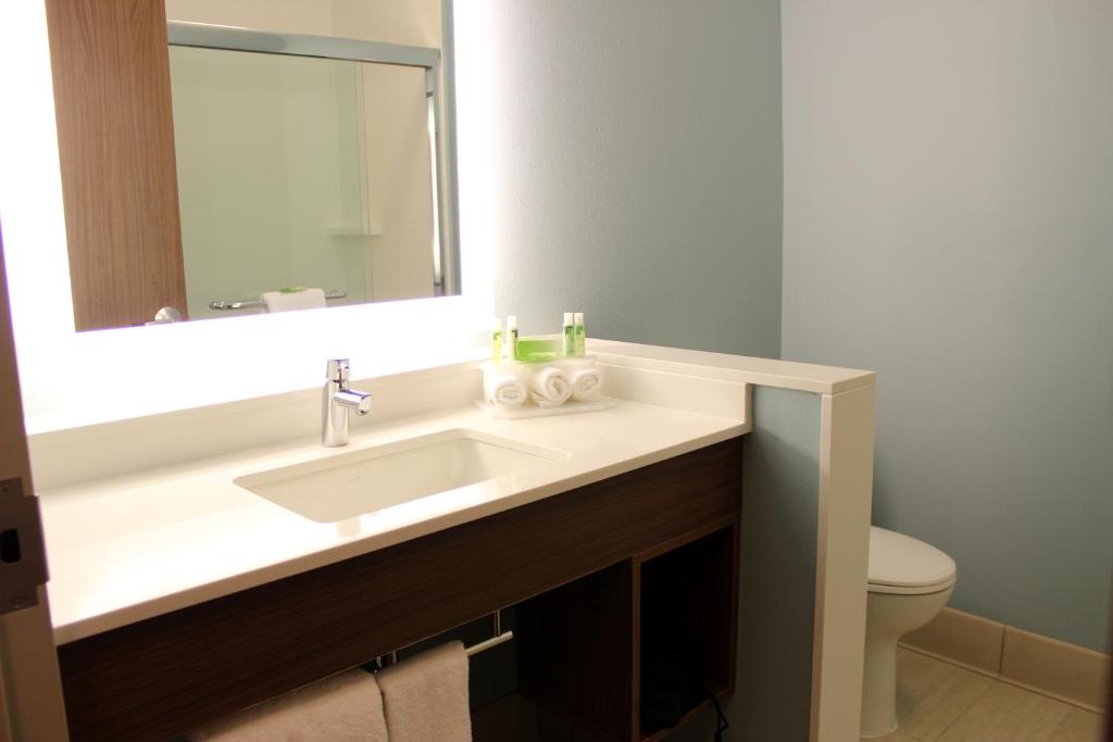 Holiday Inn Express Spencer, an IHG Hotel photo 2