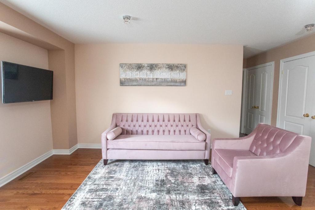 Main Floor Luxury Apartment - Tap to explore photos