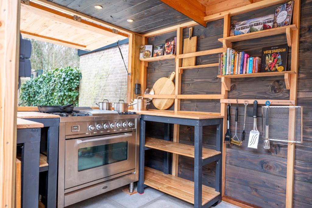 Kahakai Beach House - Unique Outdoor Kitchen - next to local lake and 15 min. the from beach photo 4