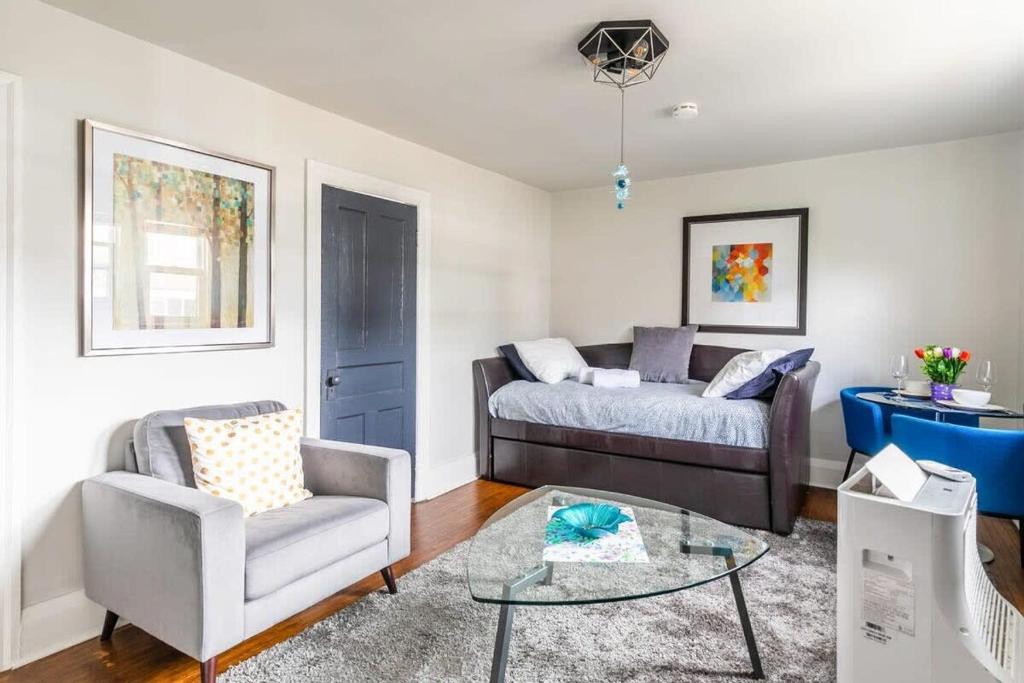 Modern 1BR Apartment- James South Area photo 1