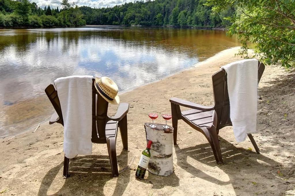 Front RIVER private BEACH 2 HOT TUBS 15 p SAUNA photo 1