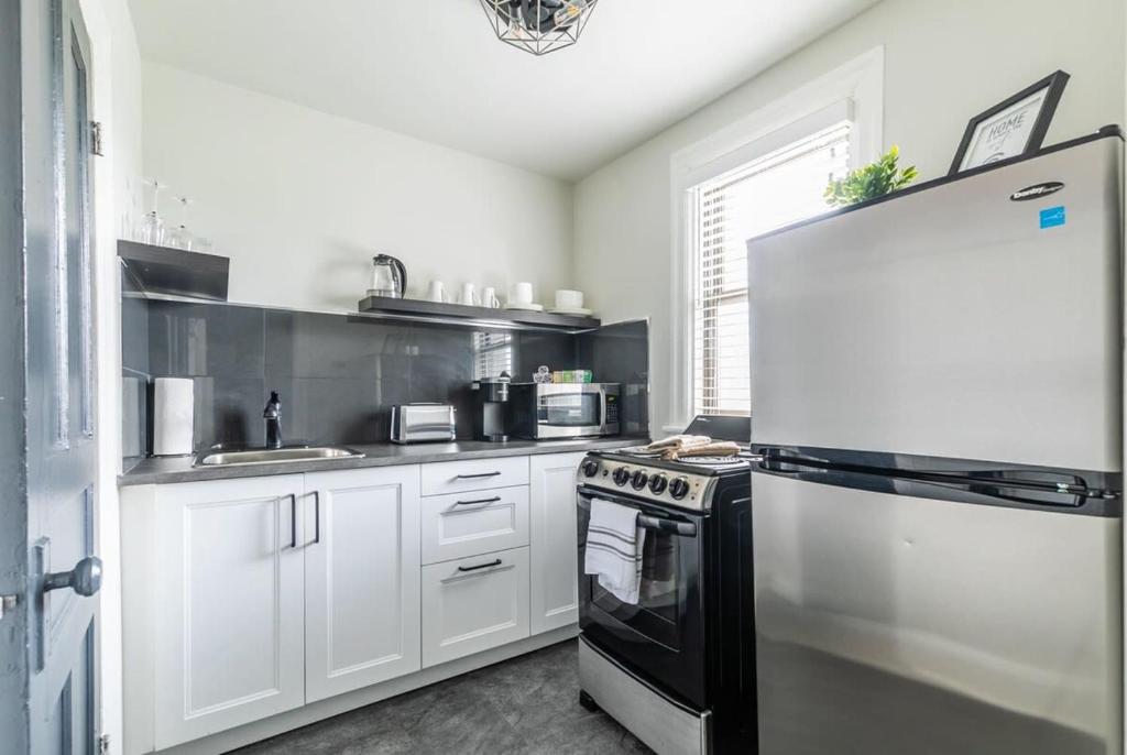 Modern 1BR Studio Apartment- Prime James South photo 1