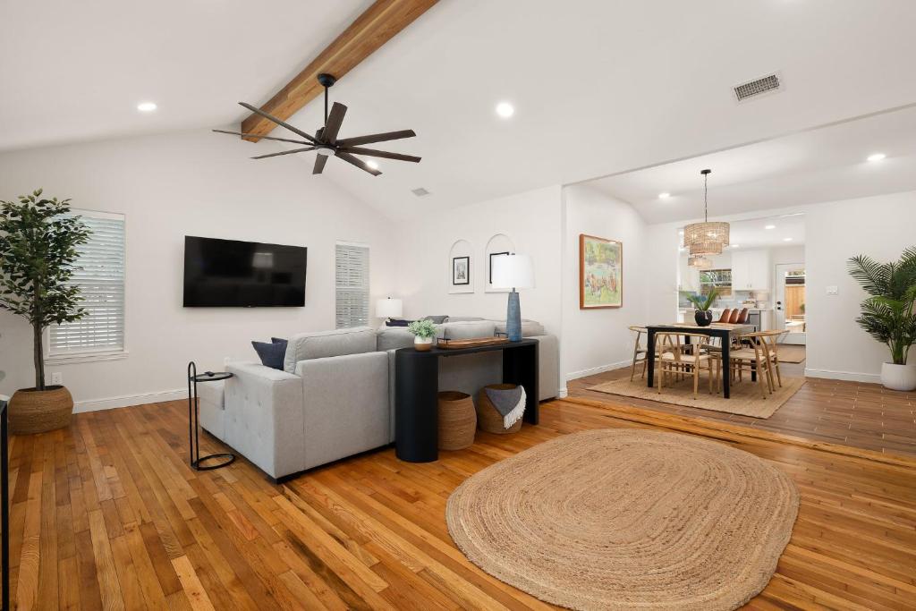 Charming Home in Downtown McAllen photo 2
