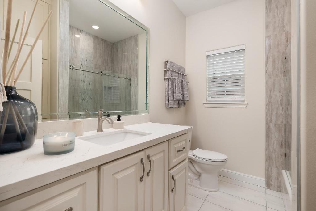 Charming Home in Downtown McAllen photo 3