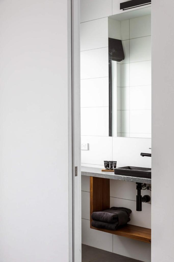 Timber Door Luxury Accommodation Geelong photo 4