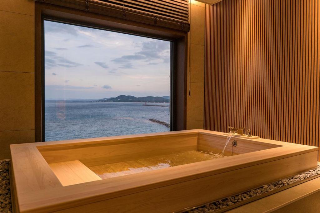 Yeonhwamoon Hotel Yeongdeok - Tap to explore photos