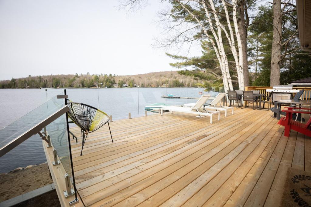Cozy front lake cottage! photo 4