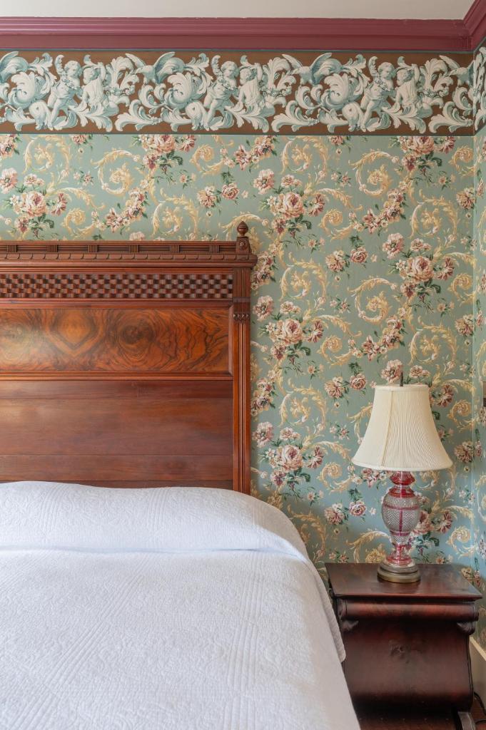 Martine Inn Room Type - King Room with Fireplace and Garden View 