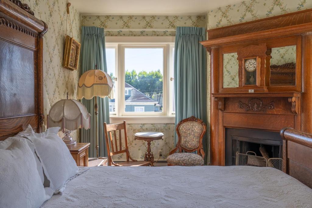 Martine Inn Room Type - Queen Room with Fireplace and Courtyard View 