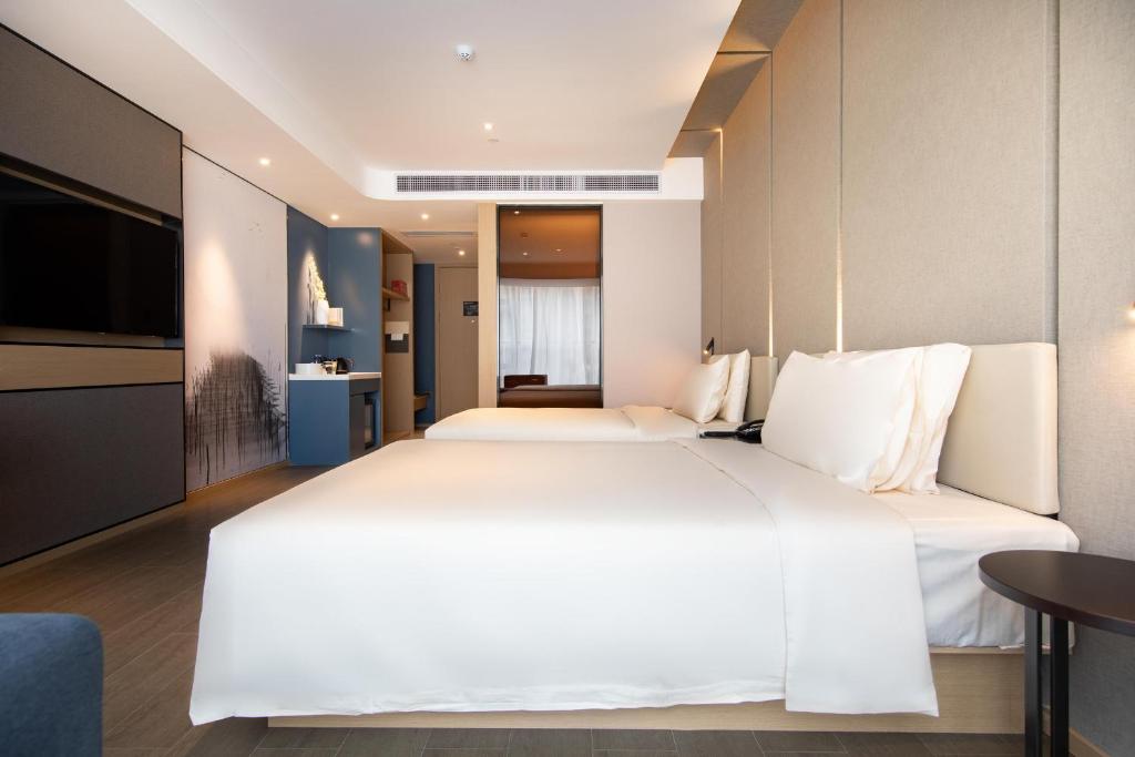 Atour Hotel Zhongshan North Station V-PARK Plaza photo 2