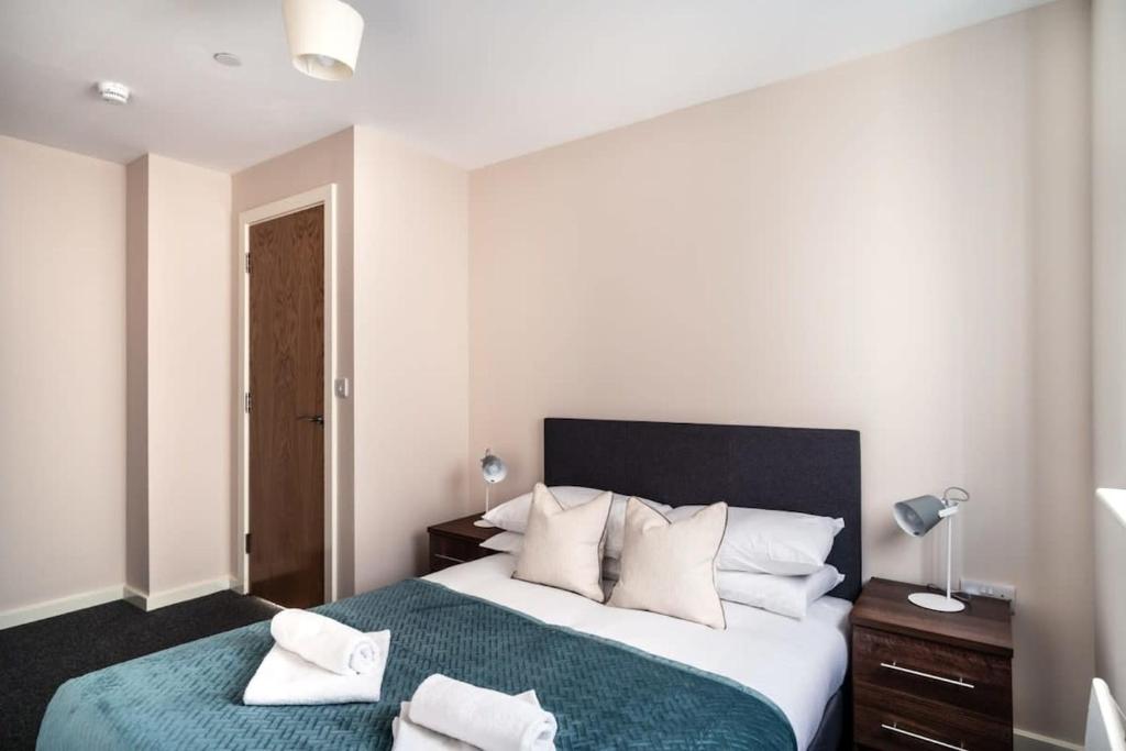 Modern & Stylish 2 Bed Apartment in Manchester - Tap to explore photos