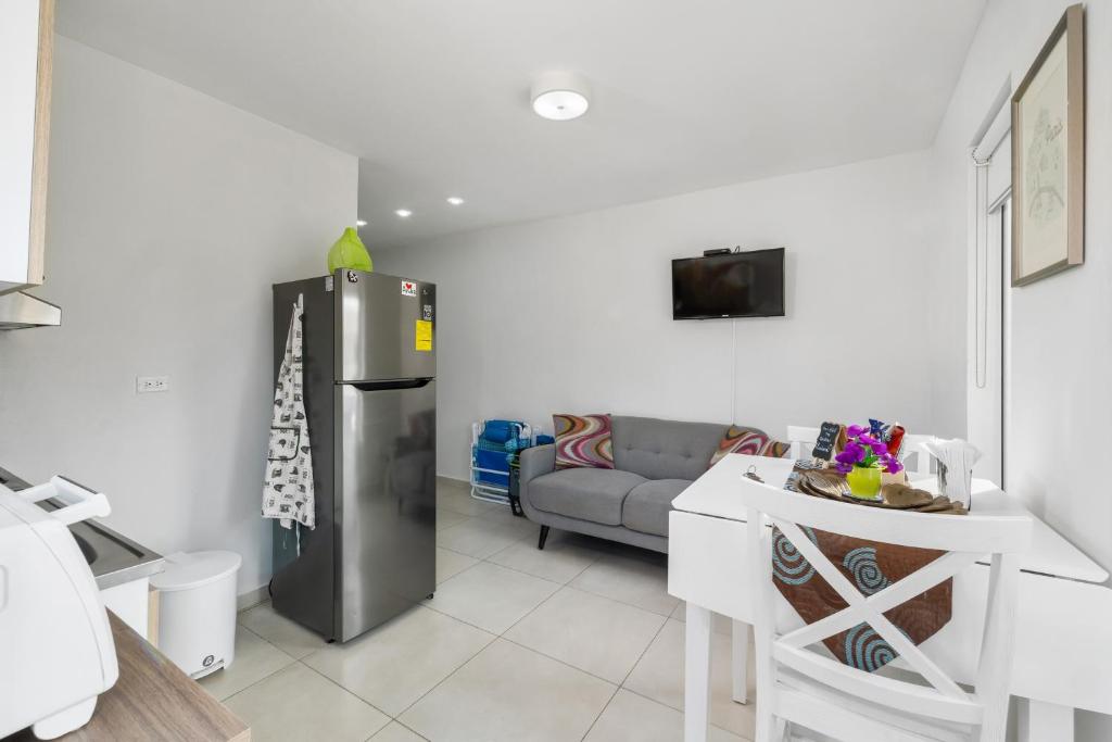 Adele's Apartment with Pool, 5 minutes walk to the beach photo 4