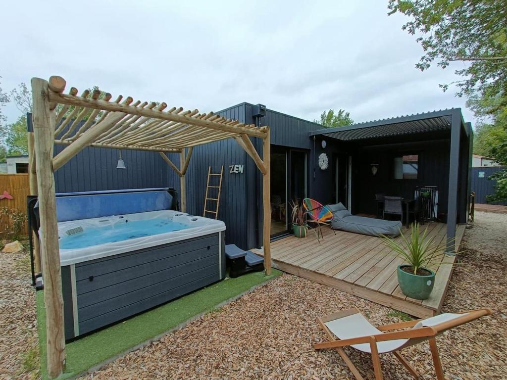 Propriete de 2 chambres avec jacuzzi terrasse et wifi a Saint Jean de Monts a 2 km de la plage