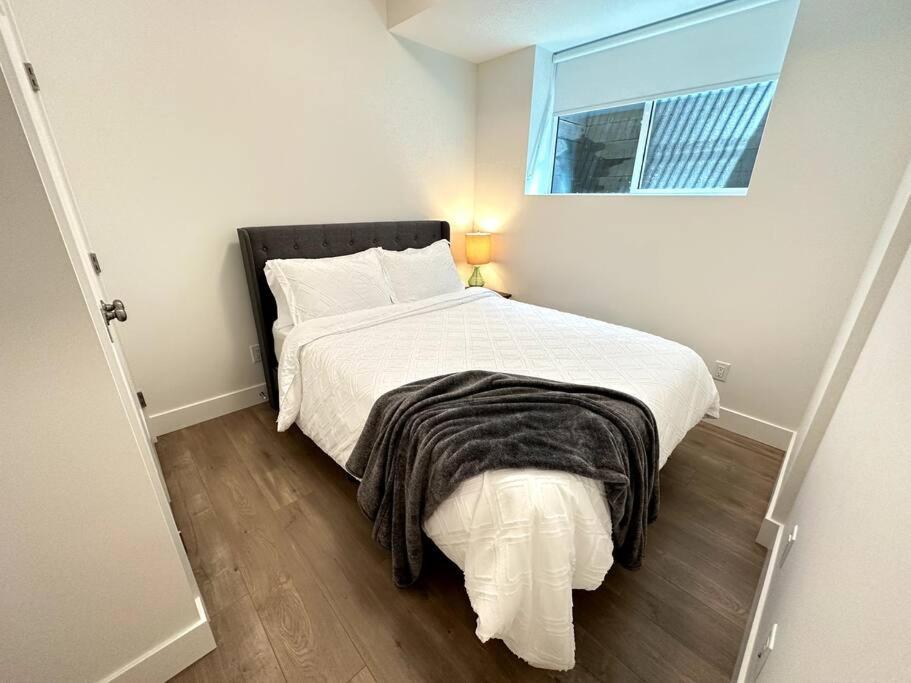 Trail Side Retreat- Beautiful new 1 bdrm suite photo 1