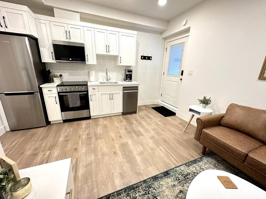 Trail Side Retreat- Beautiful new 1 bdrm suite photo 3