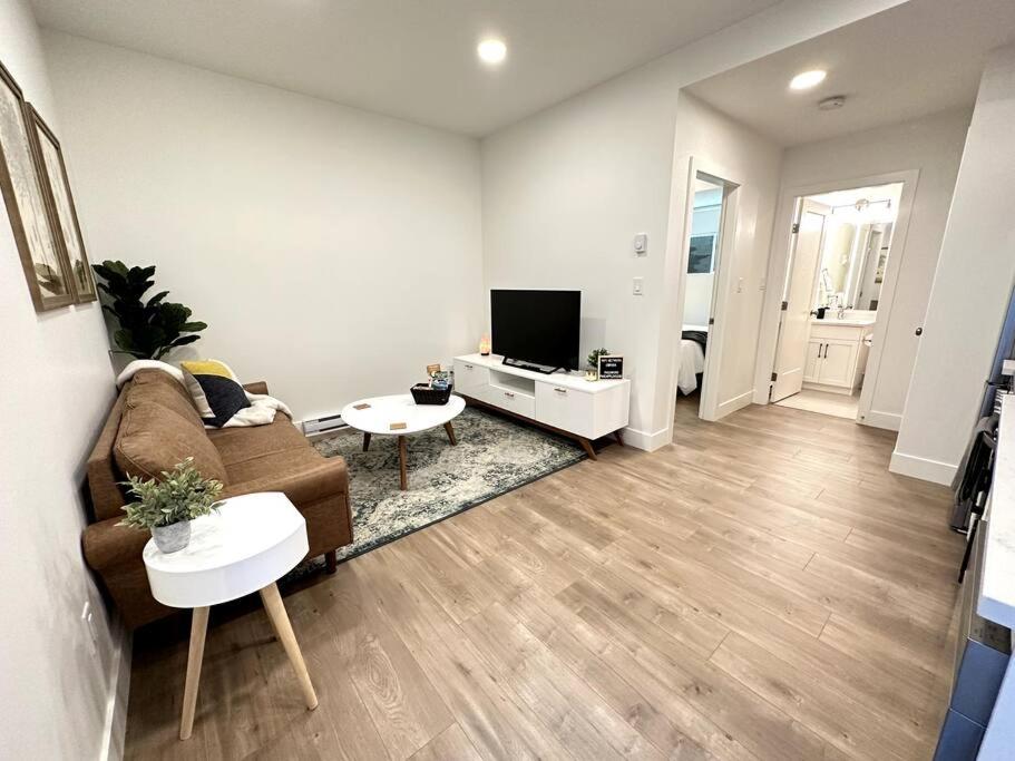 Trail Side Retreat- Beautiful new 1 bdrm suite photo 4