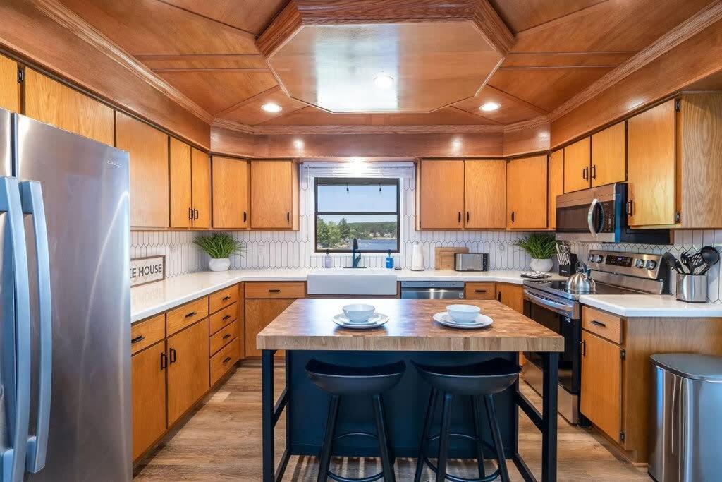 5BR Lakefront Getaway with hot tub photo 1