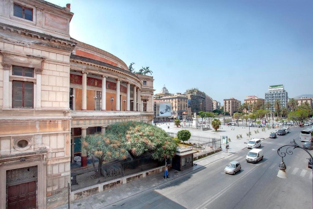 La casa al politeama photo 2
