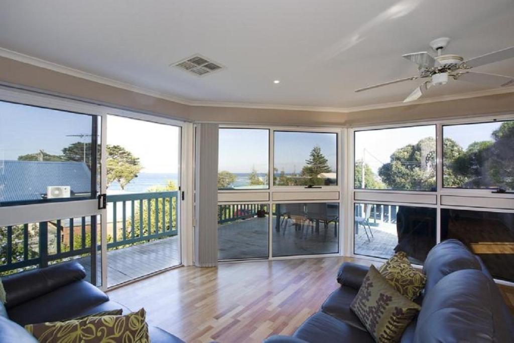 Torquay Retreats - Anderson photo 3