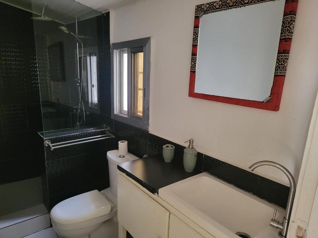 Cozy 2 Bedroom Bungalow. photo 1