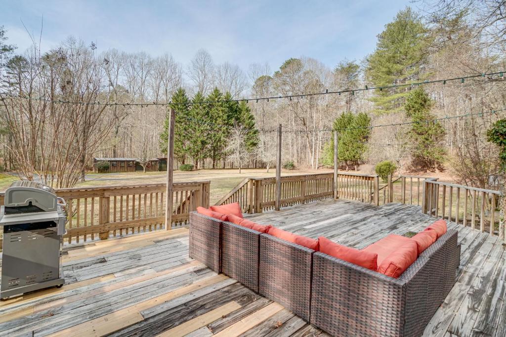 Charming Cabin with Fire Pit and Decks about 7 Mi to Helen photo 1