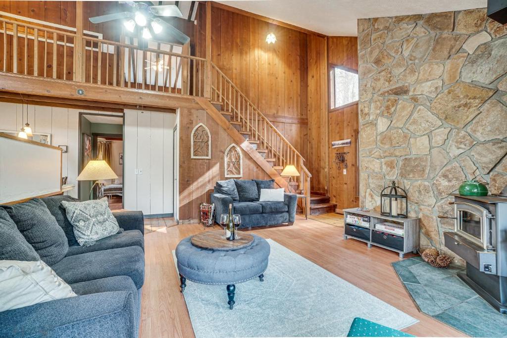 Charming Cabin with Fire Pit and Decks about 7 Mi to Helen photo 3