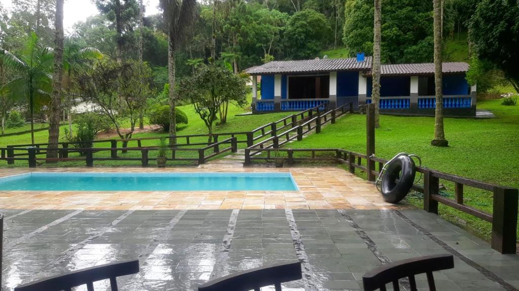 Casa de campo agradável com piscina, parquinho, lago, riacho, quadra, sinuca e mais! photo 1