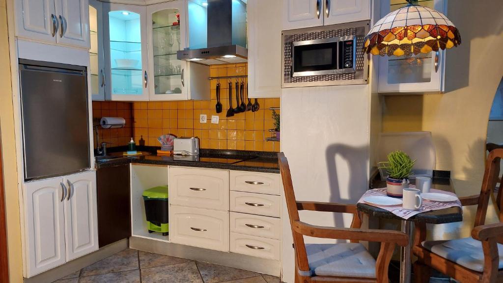 Apartamentos-Monasterio-de-San-Antonio-Guenstiges-Apartment-zur-Strasse photo 2