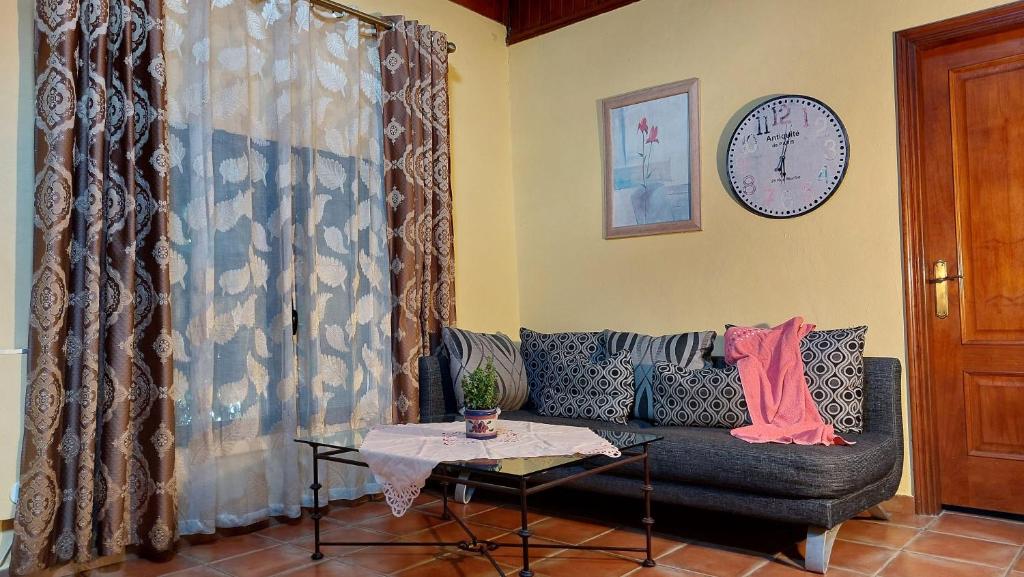 Apartamentos-Monasterio-de-San-Antonio-Guenstiges-Apartment-zur-Strasse photo 4