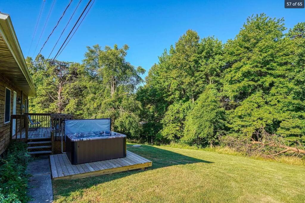 Hocking Hills Cedar Ranch Cabin w/relaxing Hot Tub photo 3