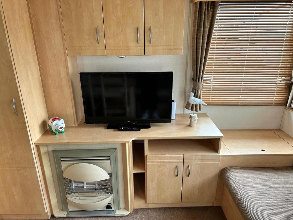 519 Family Caravan at Golden Gate Holiday Centre, Sleeps 6 photo 4
