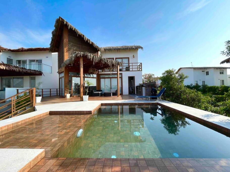 NAUTICA CHINCHA Casa con Piscina frente al mar