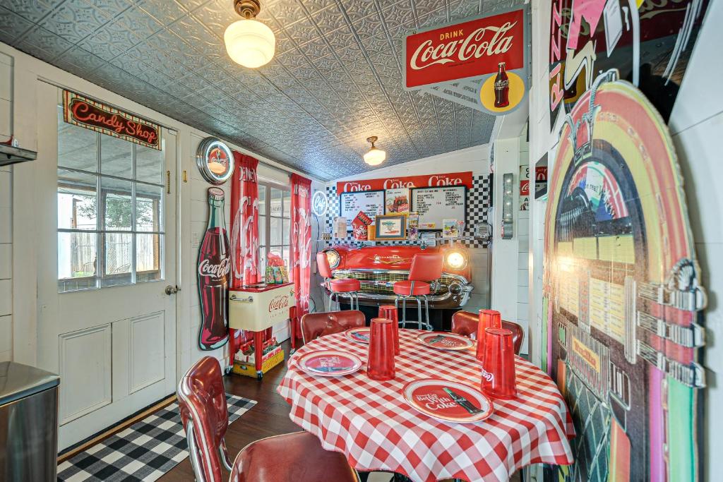 1950s Retro Retreat in Llano with Screened Porch! photo 1