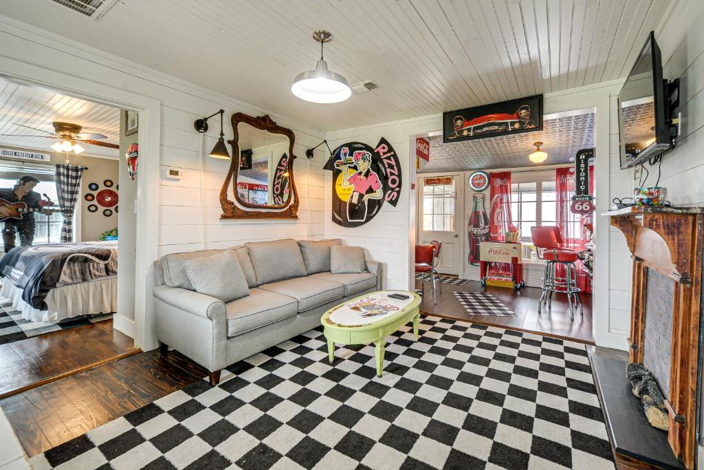 1950s Retro Retreat in Llano with Screened Porch! photo 3