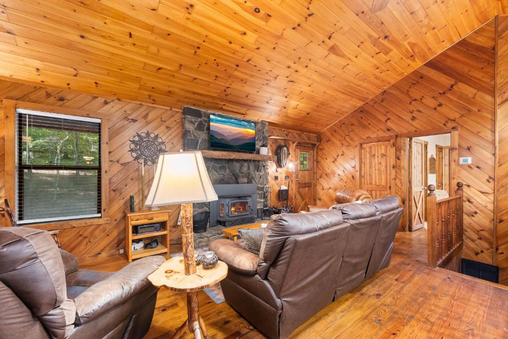 Peek A Boo Cabin in Blairsville Georgia photo 4