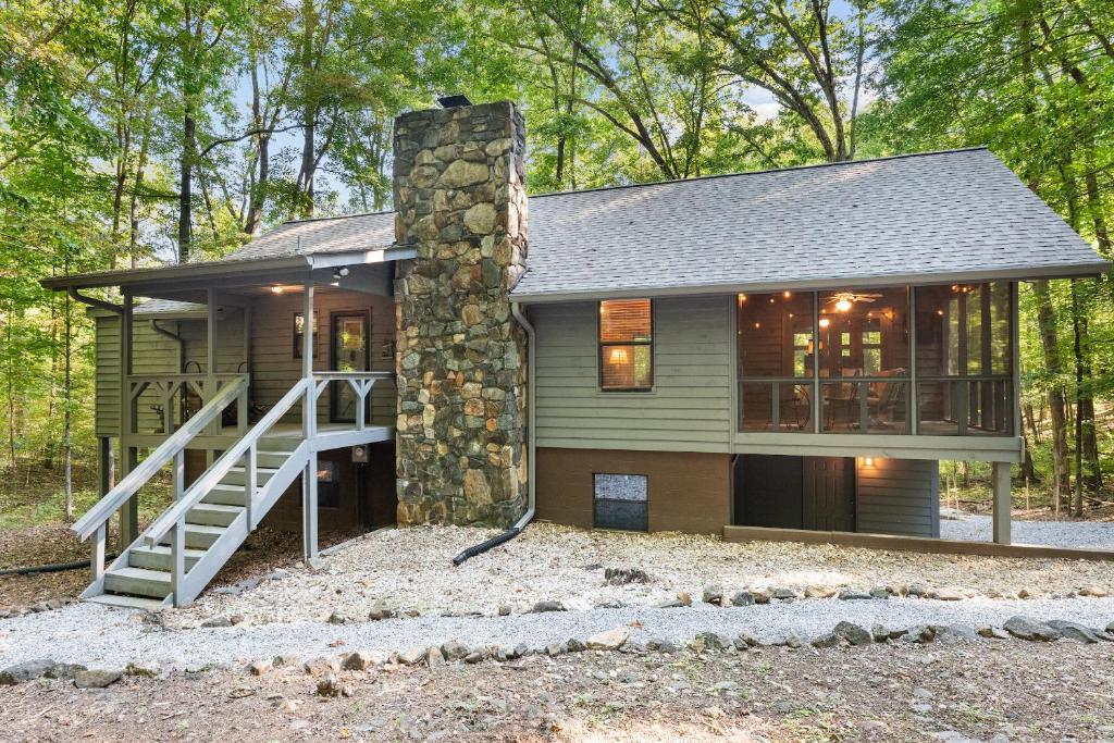 Peek A Boo Cabin in Blairsville Georgia photo 2