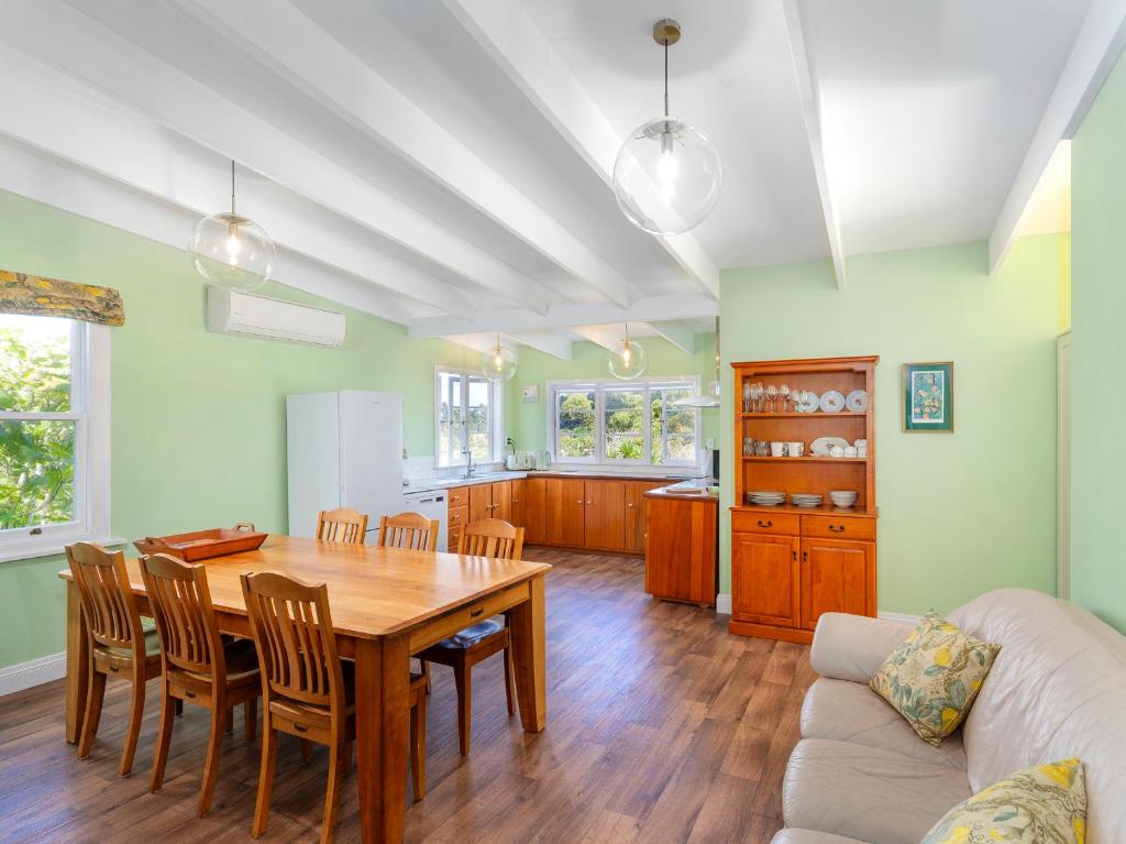 Crabapple Cottage - Coromandel Town Holiday Home photo 3