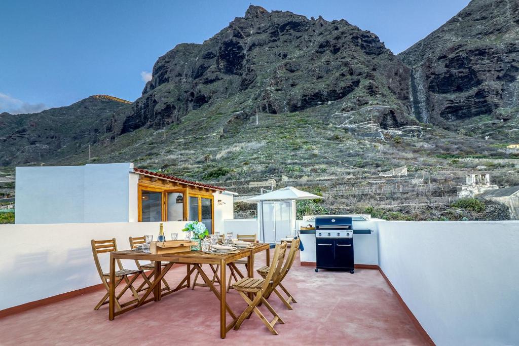 Spacious Home with Tropical Garden, BBQ, Near Seaside
